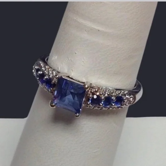 LADIES WHITE GOLD 10KT SAPPHIRE AND DIAMOND RING - Picture 3 of 4